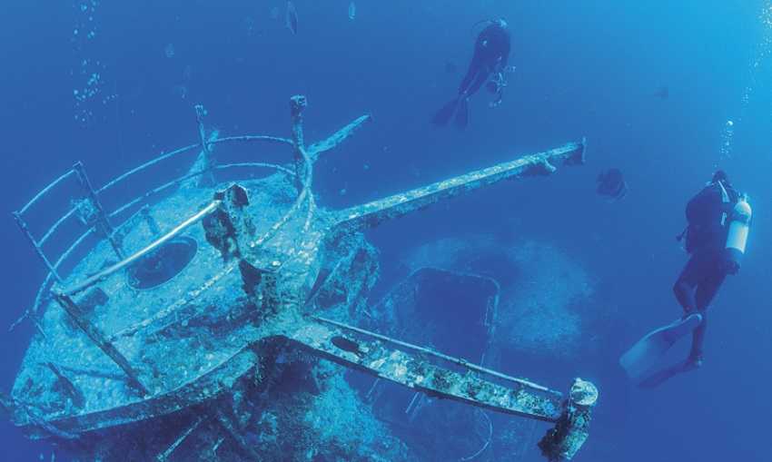 Divers at the HMAS Swan dive wreck