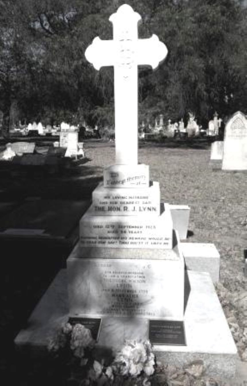 the headstone of Robert Lynn Karrakatta Historical Trail One